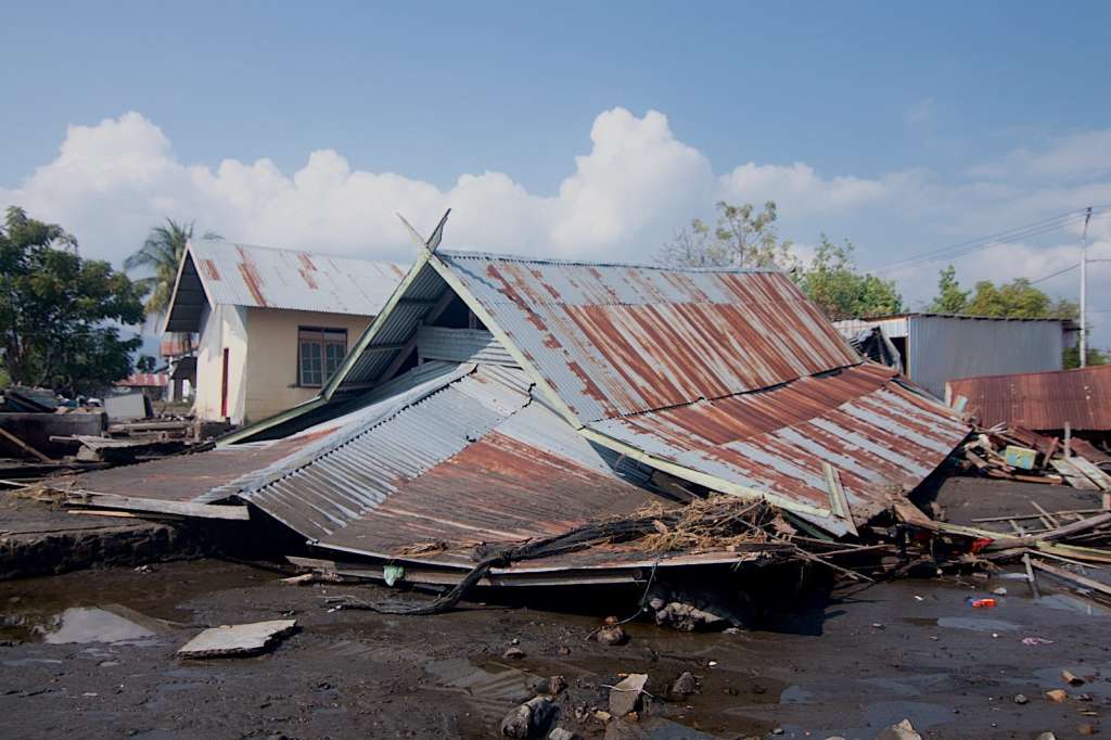 MBAY (Indonesia), 15/08/2026.- A general view of a damaged house hit by the tsunami following a 7.7 magnitude earthquake in Mbay, Nagekeo, East Nusa Tenggara province, Indonesia, 15 August 2026. A 7.7 magnitude earthquake struck off the coast of Indonesia's East Nusa Tenggara province, leaving scores of people dead and triggering a minor tsunami. (Terremoto/sismo) EFE/EPA/IGNASIUS KUNDA