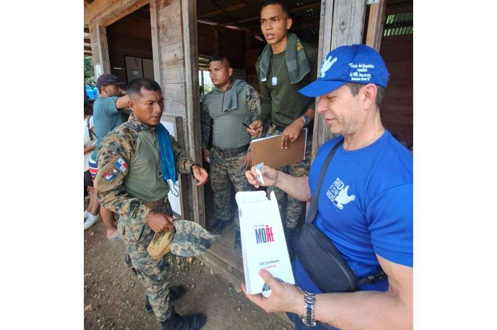 El director de Aid for Aids, Jaime Valencia, durante la visita que hicieron al Darién.