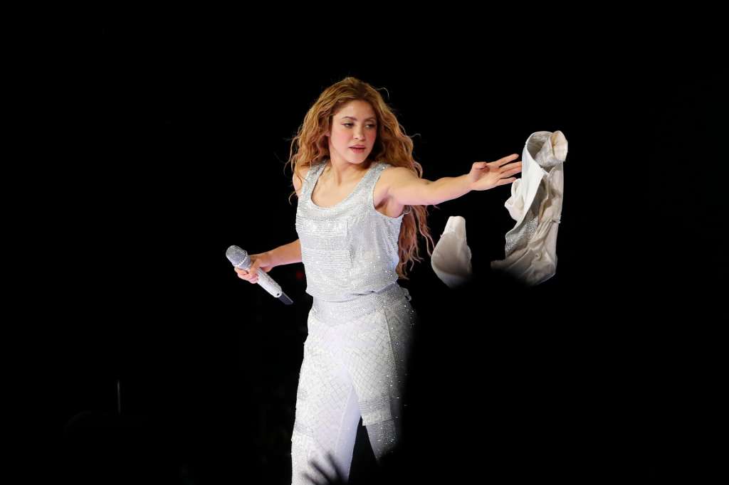 AME3278. SAN SALVADOR (EL SALVADOR), 07/02/2026.- La colombiana Shakira canta durante un concierto de su gira "Las Mujeres Ya No Lloran World Tour" este sábado, en el estadio nacional Jorge Mágico González, en San Salvador (El Salvador). EFE/ Rodrigo Sura
