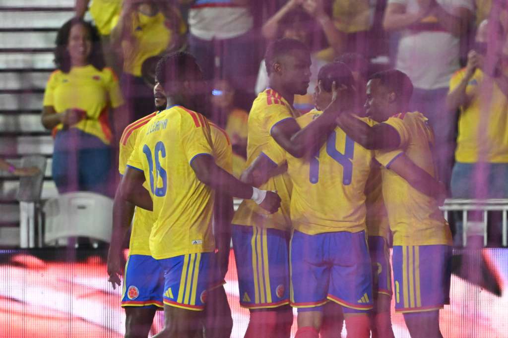 AME9457. FORT LAUDERDALE (ESTADOS UNIDOS), 15/11/2025.- Jugadores de Colombia celebran un gol este sábado, en un partido amistoso entre las selecciones de Colombia y Nueva Zelanda en el Chase Stadium, en Fort Lauderdale (Estados Unidos). EFE/ Giorgio Viera