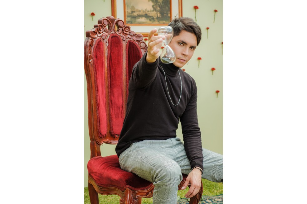 Kamilo Rentería es un cantautor y artista independiente nacido en la ciudad de Bogotá. Su pasión y hobbie por la producción musical y audiovisual lo han llevado a crear su contenido y a dirigir sus propios videos musicales.