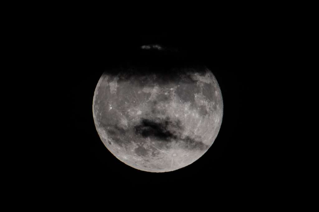 MADRID, 21/07/2024.- Imagen de la luna llena vista ayer domingo desde Madrid en la que se conoce como ´Luna del Ciervo´, la primera luna llena del verano donde se puede observar al astro más grande y brillante de lo normal. EFE / Fernando Villar.