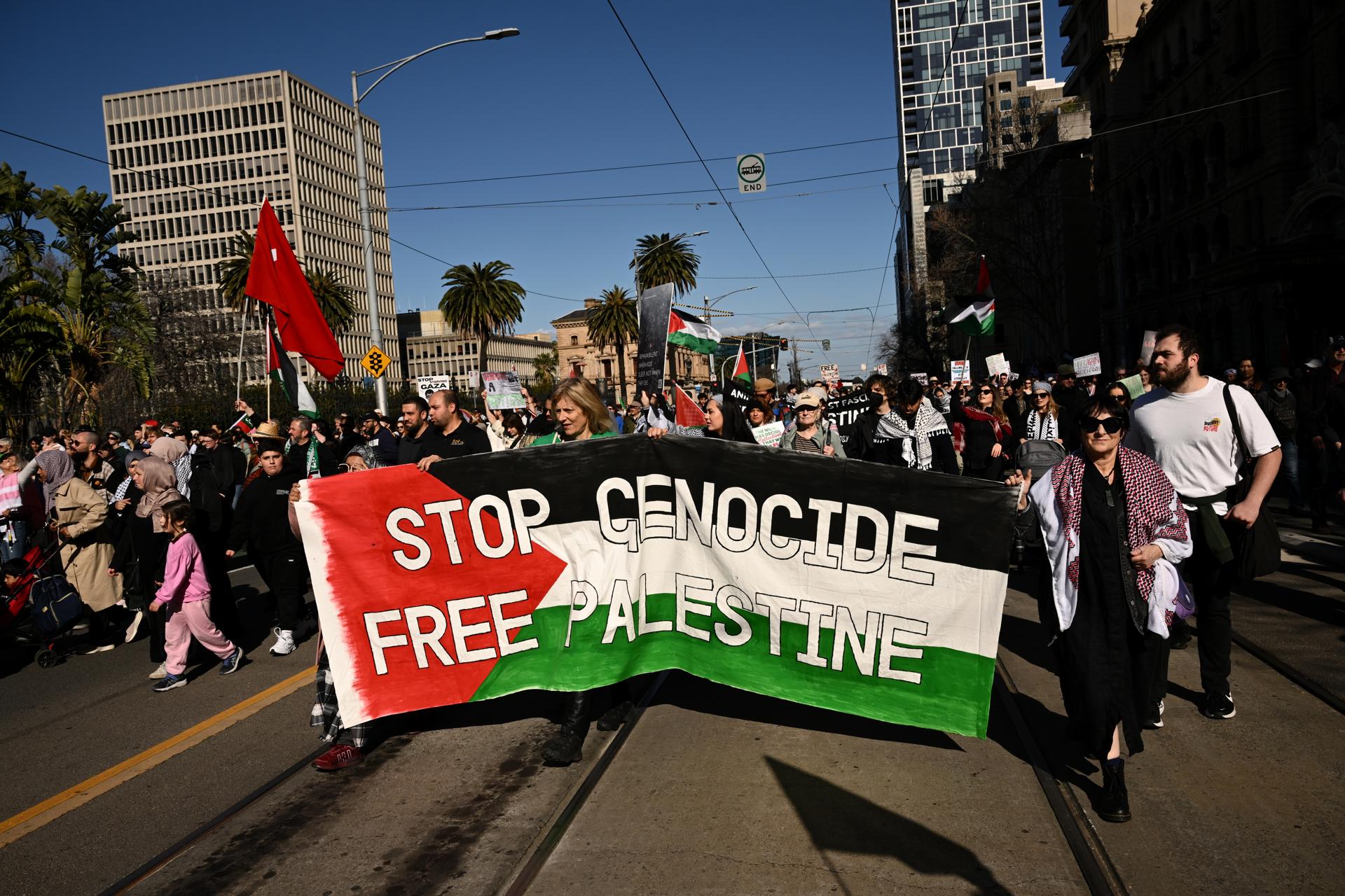 MELBOURNE (Australia), 24/08/2025.- Protesters carry a banner as they participate in a pro-Palestinian rally in Melbourne, Australia, 24 August 2025. EFE/EPA/JOEL CARRETT NO ARCHIVING AUSTRALIA AND NEW ZEALAND OUT