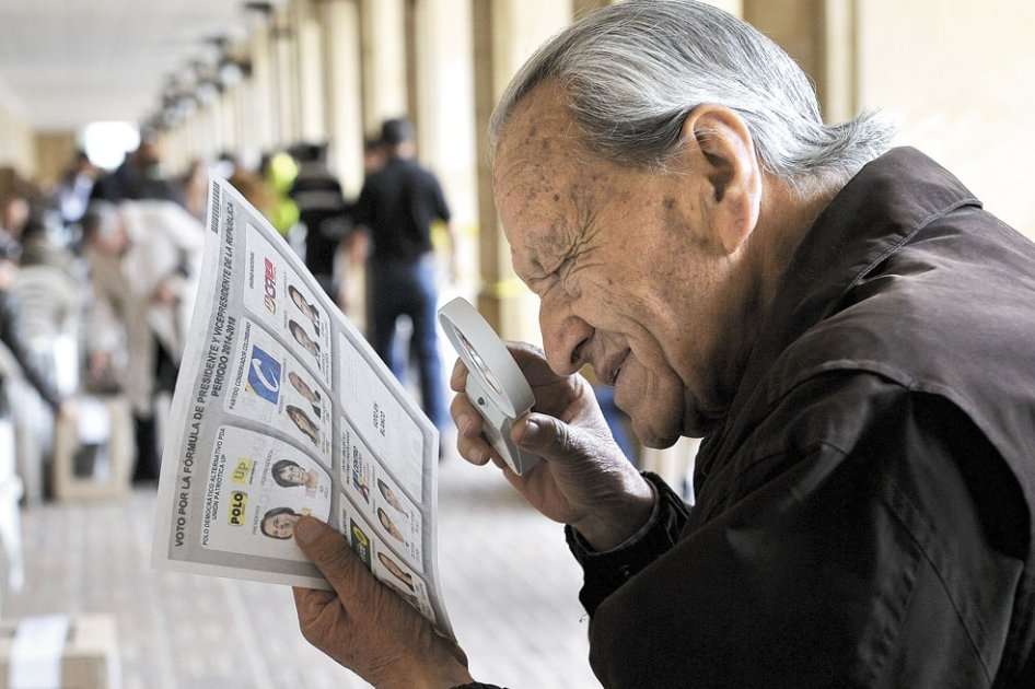 Con lupa en mano, 13’206.184 colombianos concurrieron ayer a las urnas. / Luis Ángel