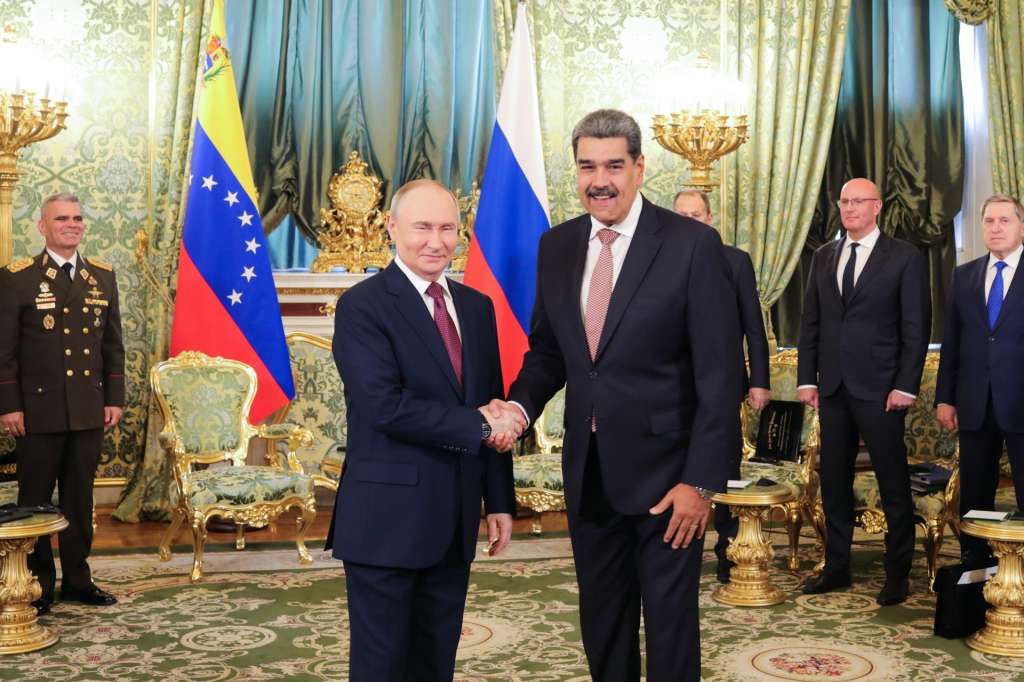 Moscow (Russian Federation), 07/05/2025.- A handout photo made available by the Miraflores Palace Press Office shows Venezuelan President Nicolas Maduro (R) greeting his Russian counterpart Vladimir Putin at the Kremlin in Moscow, Russia, 07 May 2025. (Rusia, Moscú) EFE/EPA/PRENSA DEL PALACIO DE MIRAFLORES HANDOUT HANDOUT EDITORIAL USE ONLY/NO SALES