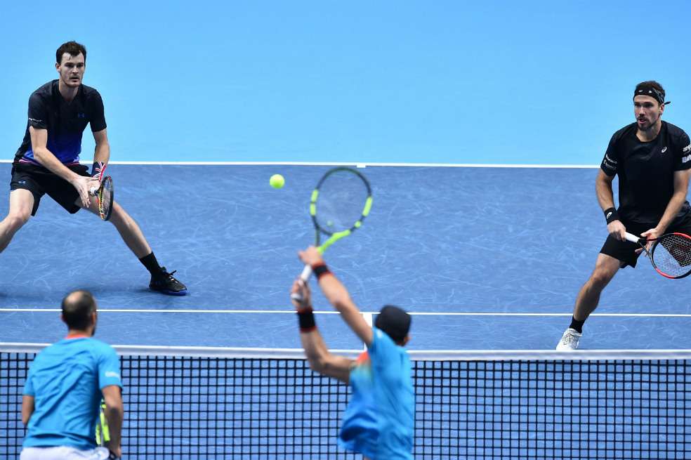 Cabal y Farah (de espaldas), perdieron ante Murray y Soares. / AFP