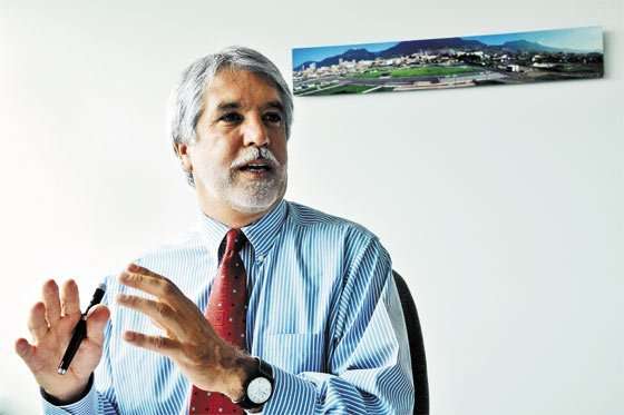 Serpa afirmó que “siquiera Rafael Pardo no es como Enrique Peñalosa, ya que Peñalosa es el gobernante de los bolardos, de las losas de Transmilenio y de su mala construcción”.