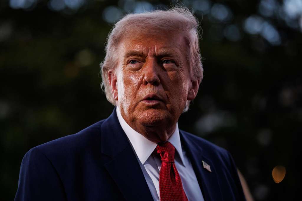 WASHINGTON, DC (United States), 19/05/2026.- US President Donald Trump turns to photographers in the press pool after greeting guests during the Congressional Picnic on the South Lawn of the White House in Washington, DC, USA, 19 May 2026. EFE/EPA/SAMUEL CORUM / POOL