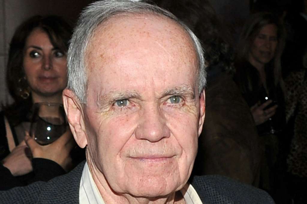 El escritor estadounidense Cormac McCarthy asiste a la proyección de "Sunset Limited" de HBO Films y The Cinema Society en Porter House en la ciudad de Nueva York el 1 de febrero de 2011.
