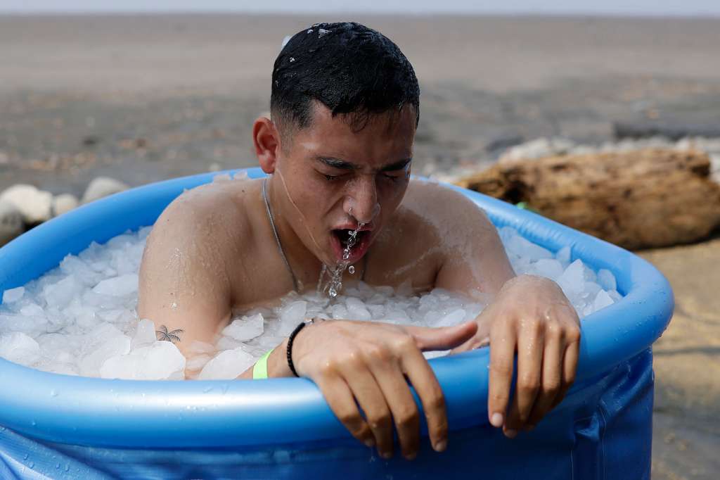 -FOTODELDÍA- AME936. LA LIBERTAD (EL SALVADOR), 27/04/2024.- Un hombre realiza inmersión en hielo, este sábado en La Libertad (El Salvador). La inmersión en hielo, un ritual habitual en atletas de alto rendimiento y de deportes extremos, comienza a abrirse paso en El Salvador con un novedoso proyecto alternativo que ofrece una vivencia y experiencia "desafiante" para la salud mental de las personas que deciden probarlo en las orillas de las costas salvadoreñas. EFE/Rodrigo Sura