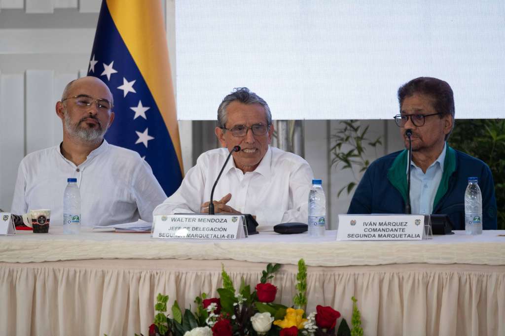 AME6233. CARACAS (VENEZUELA), 24/06/2024.- El jefe de delegación Segunda Marquetalia, Walter Mendoza (c), habla junto al comandante de la Segunda Marquetalia, Iván Márquez (d), en la instalación del primer ciclo de negociaciones con el Gobierno de Colombia este lunes, en Caracas (Venezuela). Las delegaciones del Gobierno de Colombia y la Segunda Marquetalia -disidencia de las FARC integrada por exguerrilleros que abandonaron el acuerdo de paz de 2016- instalaron "formalmente" este lunes la mesa de diálogo de paz del primer ciclo de negociaciones, que se prevé dure cinco días, en los que se abordará el desescalamiento del conflicto y las condiciones para la convivencia pacífica, entre otros asuntos. EFE/ Ronald Peña R.