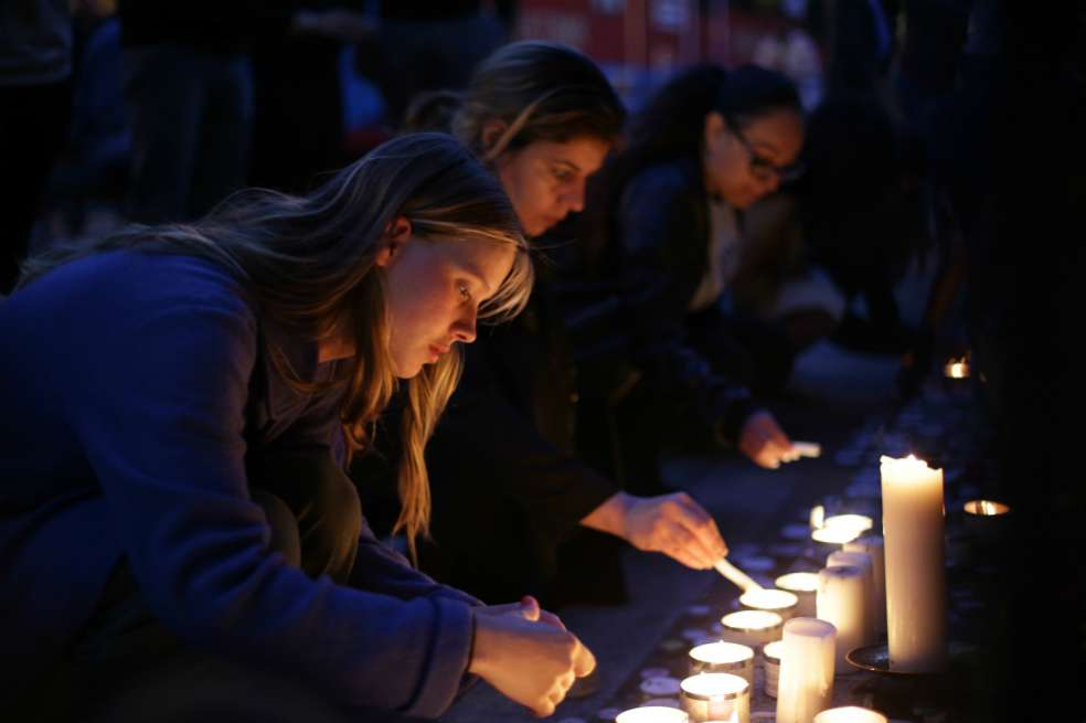 Homenaje a los 17 muertos que dejó el incendio de edificio en Londres. / AFP