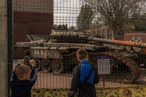 Aprendiendo con rifles y granadas: la militarización de los colegios en Rusia