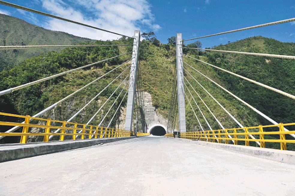 El viaducto sobre la Quebrada Blanca reemplazará el viejo puente construido hace 40 años tras la emergencia en la que murieron 500 personas. / Gustavo Torrijos