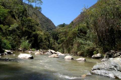 Hombre sigue desaparecido tras caer al río Suratá, en Santander