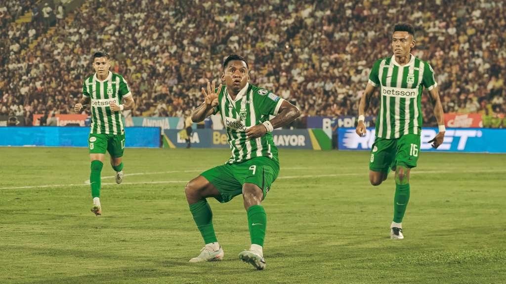 Alfredo Morelos celebrando su undécimo gol en la Liga Betplay con el que se convierte en el goleador del semestre.