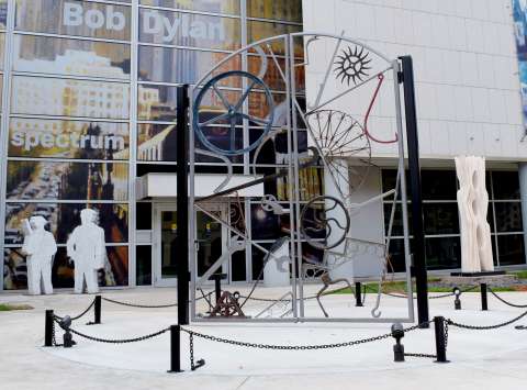 Miami tiene la única escultura de Bob Dylan en un espacio público en EE. UU.