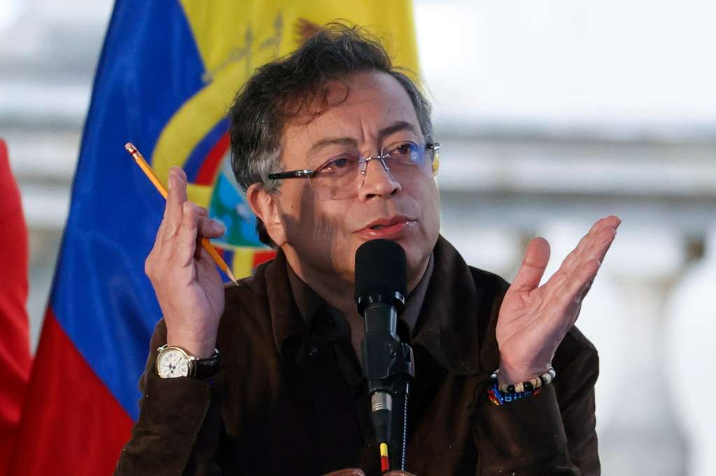AME9038. BOGOTÁ (COLOMBIA), 17/10/2025.- El presidente de Colombia, Gustavo Petro, habla durante un acto público de reconocimiento de responsabilidad internacional del Estado frente al Colectivo de Abogadas y Abogados José Alvear Restrepo (Cajar) este viernes, en Bogotá (Colombia). El Estado colombiano pidió perdón público al colectivo por más de tres décadas de persecución, hostigamiento e inteligencia ilegal, en cumplimiento del fallo de la Corte Interamericana de Derechos Humanos (Corte IDH), que en 2024 declaró su responsabilidad internacional. EFE/ Mauricio Dueñas Castañeda
