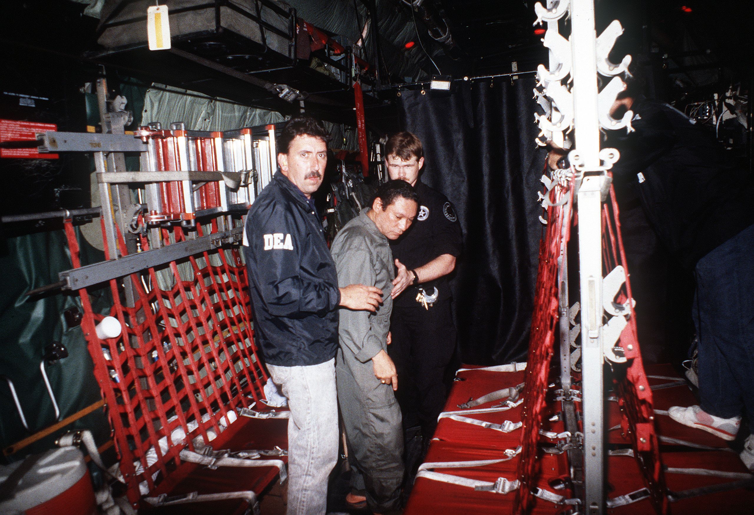 El dictador Manuel Noriega, luego de su captura en la Ciudad de Panamá en 1990. Fue enviado a Estados Unidos donde enfrentó un juicio que lo condenó a 40 años de cárcel.