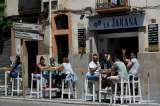 Sol, cerveza y terrazas: España celebra la cautelosa vuelta a la vida