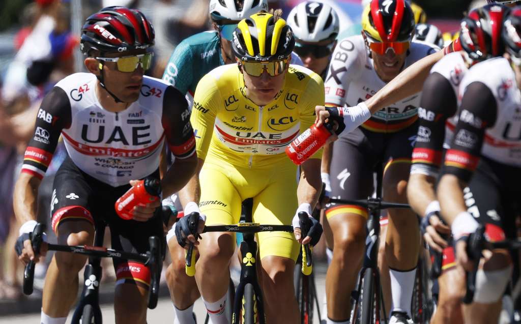 (France), 08/07/2022.- Yellow Jersey Slovenian rider Tadej Pogacar (C) of UAE Team Emirates in action during the 7th stage of the Tour de France 2022 over 176.5km from Tomblaine to the La Super Planche des Belles Filles in Plancher-les-Mines, France, 08 July 2022. (Ciclismo, Francia, Eslovenia) EFE/EPA/YOAN VALAT