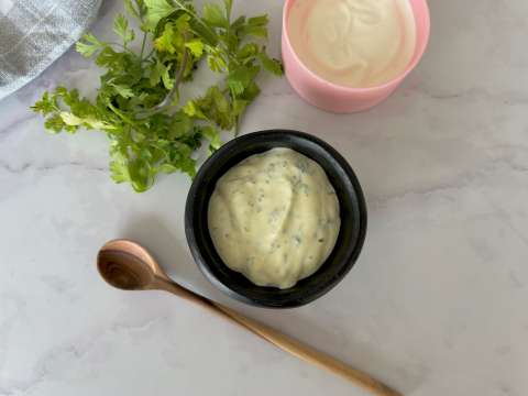Cinco ingredientes para llevar a tu mesa un sabroso aderezo de yogur