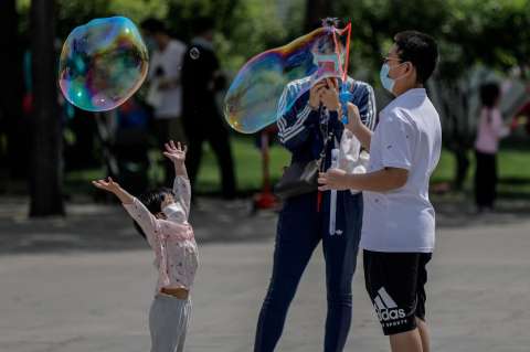 Tras contener el virus, China registra 115 millones de viajes en su primer puente