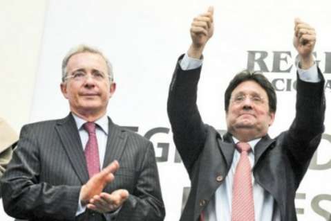 "Los pantalones de Francisco Santos son más corticos pero la correa bien apretada": Uribe