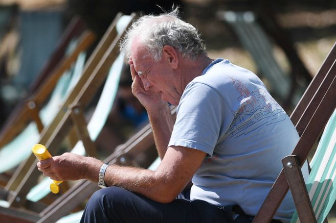 Un hombre se pone crema solar en el Green Park de Londres, Reino Unido. La ola de calor que afecta a Europa no ha dado tregua en los últimos años con temperaturas nocturnas por encima de 25 grados.