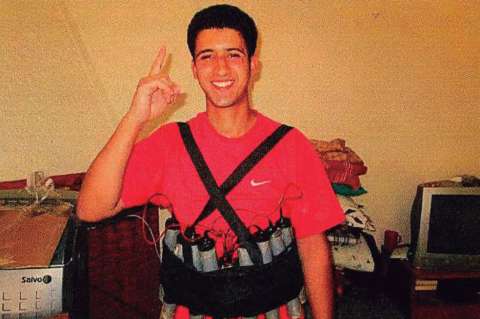 Sonriendo con un chaleco bomba: fotos muestran preparativos de ataque terrorista