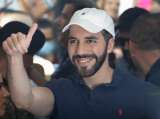 Bukele ofrece 5.000 pasaportes gratuitos y exenciones fiscales a profesionales