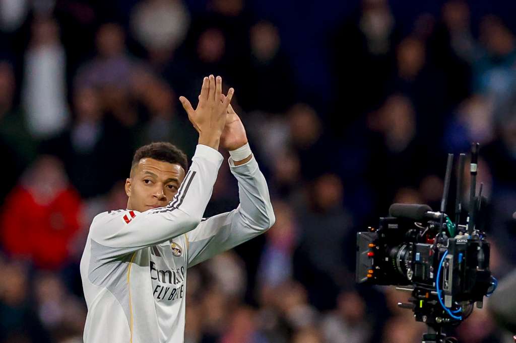 MADRID, 20/12/2025.- El delantero francés del Real Madrid, Kylian Mbappé, a la finalización del encuentro de la jornada 17 de LaLiga entre Real Madrid y Sevilla FC celebrado este sábado en el estadio Santiago Bernabéu, en Madrid. EFE / Javier Lizón.