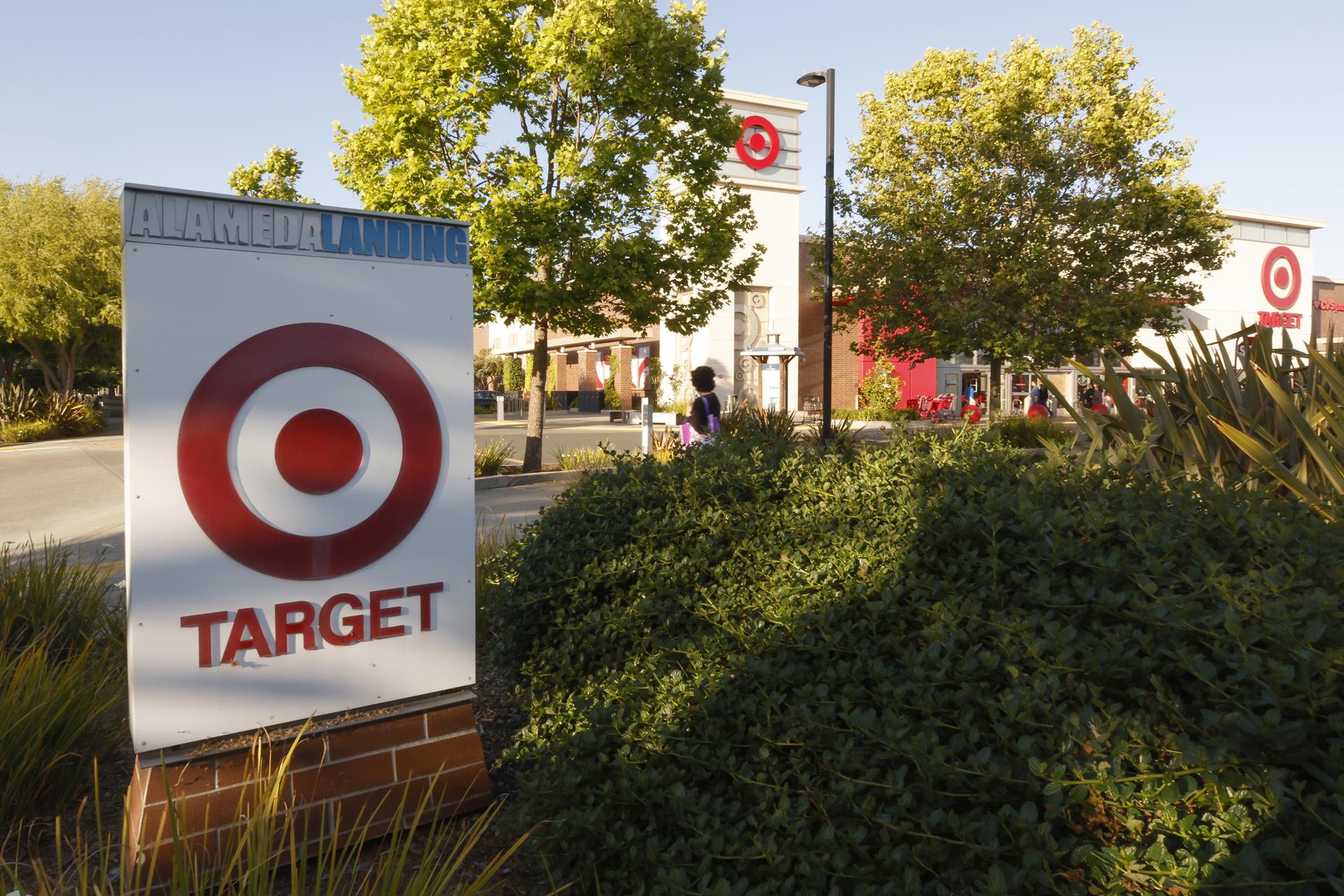 ALAMEDA (United States), 21/05/2025.- Target signage at a Target department store in Alameda, California, USA, 20 May 2025. Target’s earning report are due at the end of the trading day on 21 May. EFE/EPA/JOHN G. MABANGLO