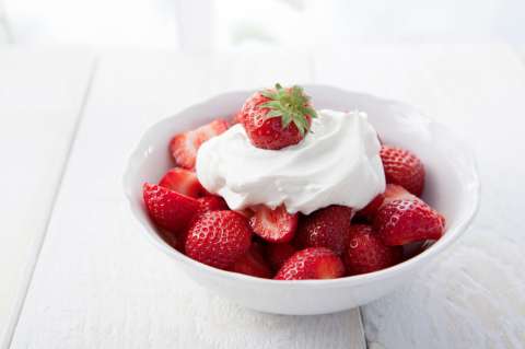 Fresas con crema chantilly y leche condensada ¡Qué delicia!