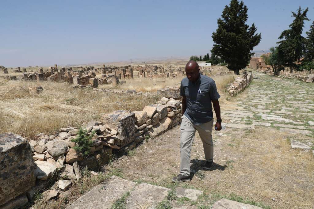 ARGEL, 25/07/2025.- EEl padre agustino y rector de la actual basílica, Fred Wekesa, camina la antigua ciudad de Madaura, donde San Agustín estudió. Los pasos de San Agustín de Hipona, nacido en el siglo IV en el norte de África, caminan hacia la Unesco, anunció el presidente argelino, Abdelmadjid Tebboune, desde Roma, en lo que será una candidatura conjunta entre Italia y Argelia que honra al primer papa agustino de la historia, León XIV. EFE/Laura Fernández Palomo
