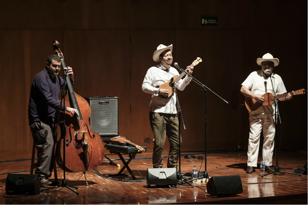 Ramón Gutiérrez (director musical), Andrés Vega y Óscar Terán son los integrantes de la agrupación mexicana Son de Madera. / Gabriel Rojas © Banco de la República