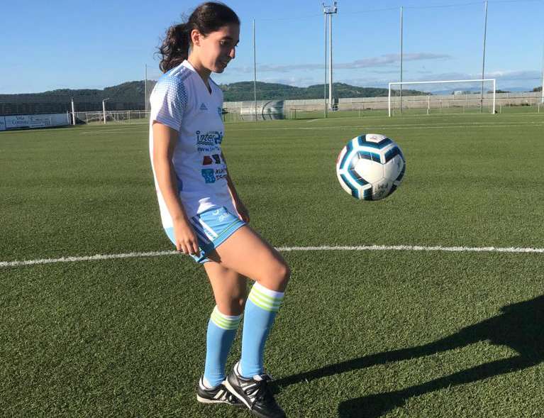 Paula Dapena juega en el equipo español Viajes Interrías.
