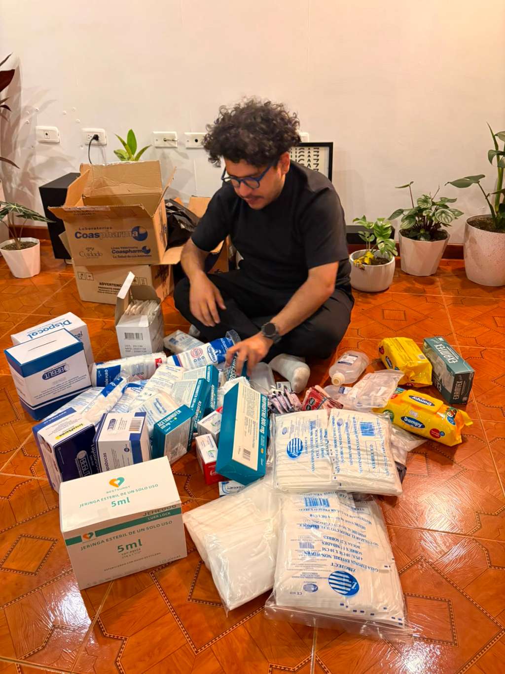 El librero Anthony Pulgarín decidió ofrecer talleres de literatura colombiana a cambio de aportes para el Chocó. El primer día reunió COP 1 millón y compró medicamentos para donar. Después consiguió recursos para comprar una planta eléctrica. “Colombia es de todos. Nos toca hacer algo”, expresa.