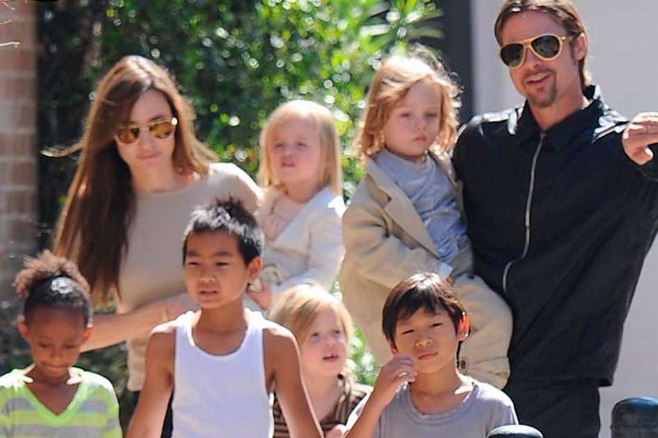 Angelina Jolie, Brad Pitt y sus seis hijos. / Bang Showbiz