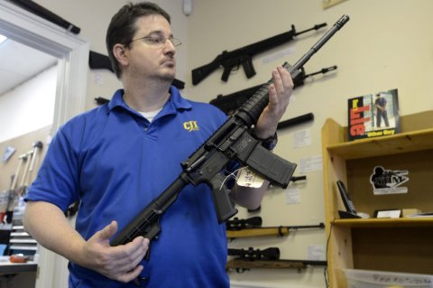 Senado de NY endurece leyes contra armas de asalto