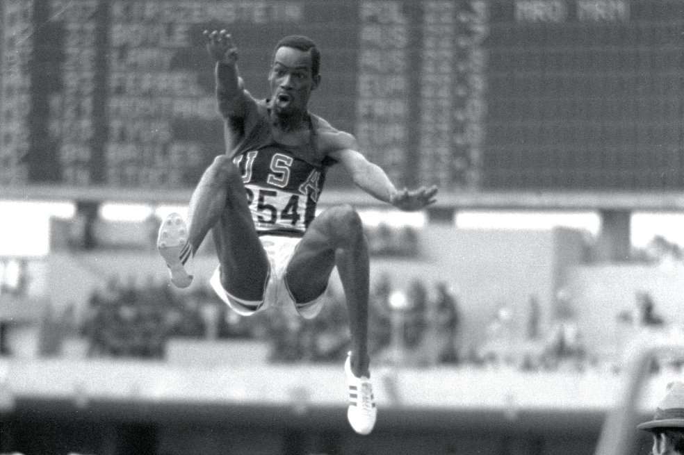 Bob Beamon vuela para hacer historia: 8,90 metros en salto largo, nuevo récord mundial. Tony Duffy captó la imagen. / Getty Images