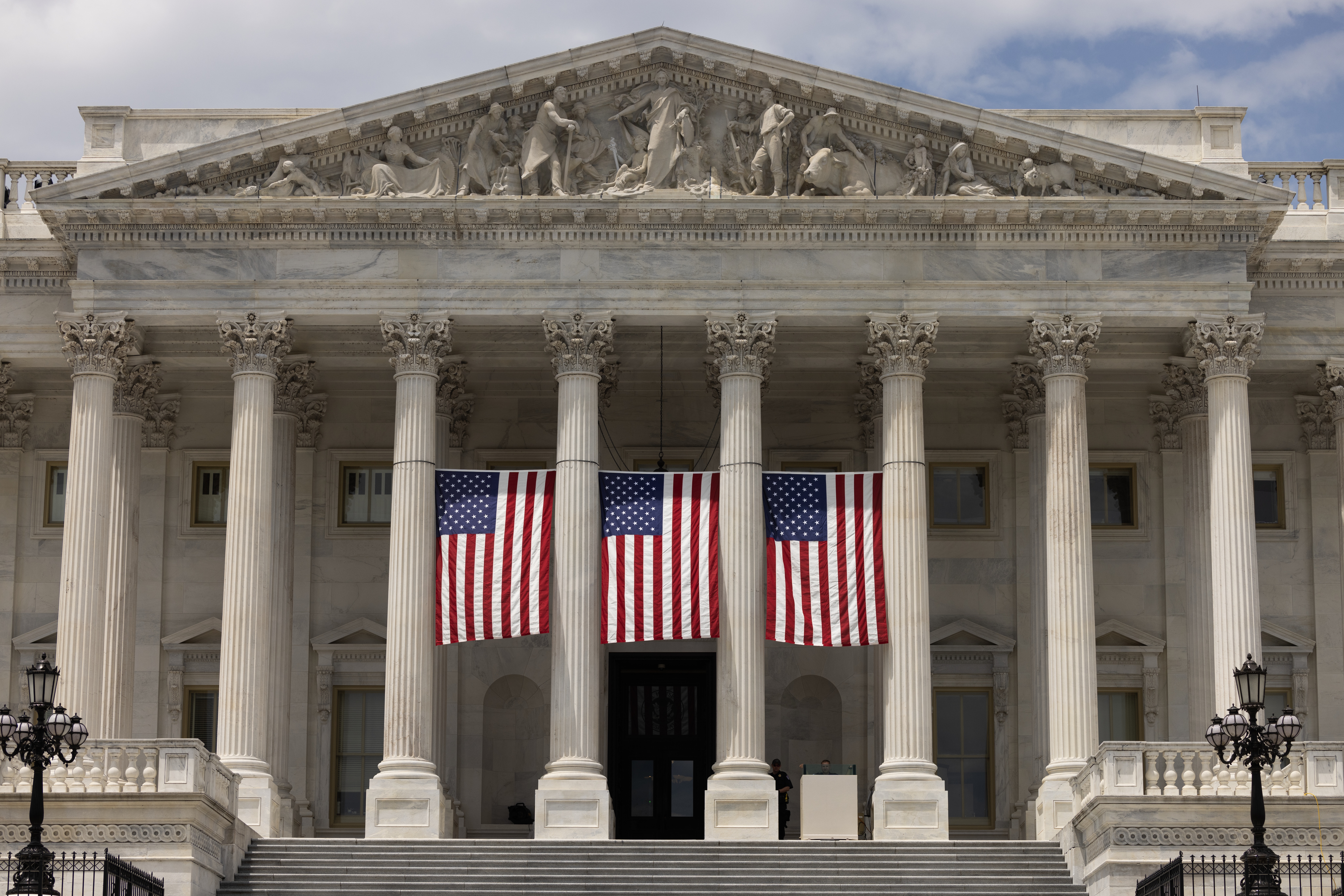Washington (United States), 14/06/2023.- US national flags hang at the East Front steps of the US House of Representatives to celebrate Flag Day, on Capitol Hill in Washington, DC, USA, 14 June 2023. Flag Day commemorates the adoption of the flag of the United States on 14 June 1777. (Estados Unidos) EFE/EPA/MICHAEL REYNOLDS