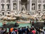 Activistas en Italia tiñen de carbón el agua de Fontana di Trevi