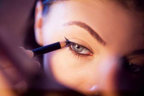 Errores con su delineador de ojos que lo harán ver mayor, según Vogue