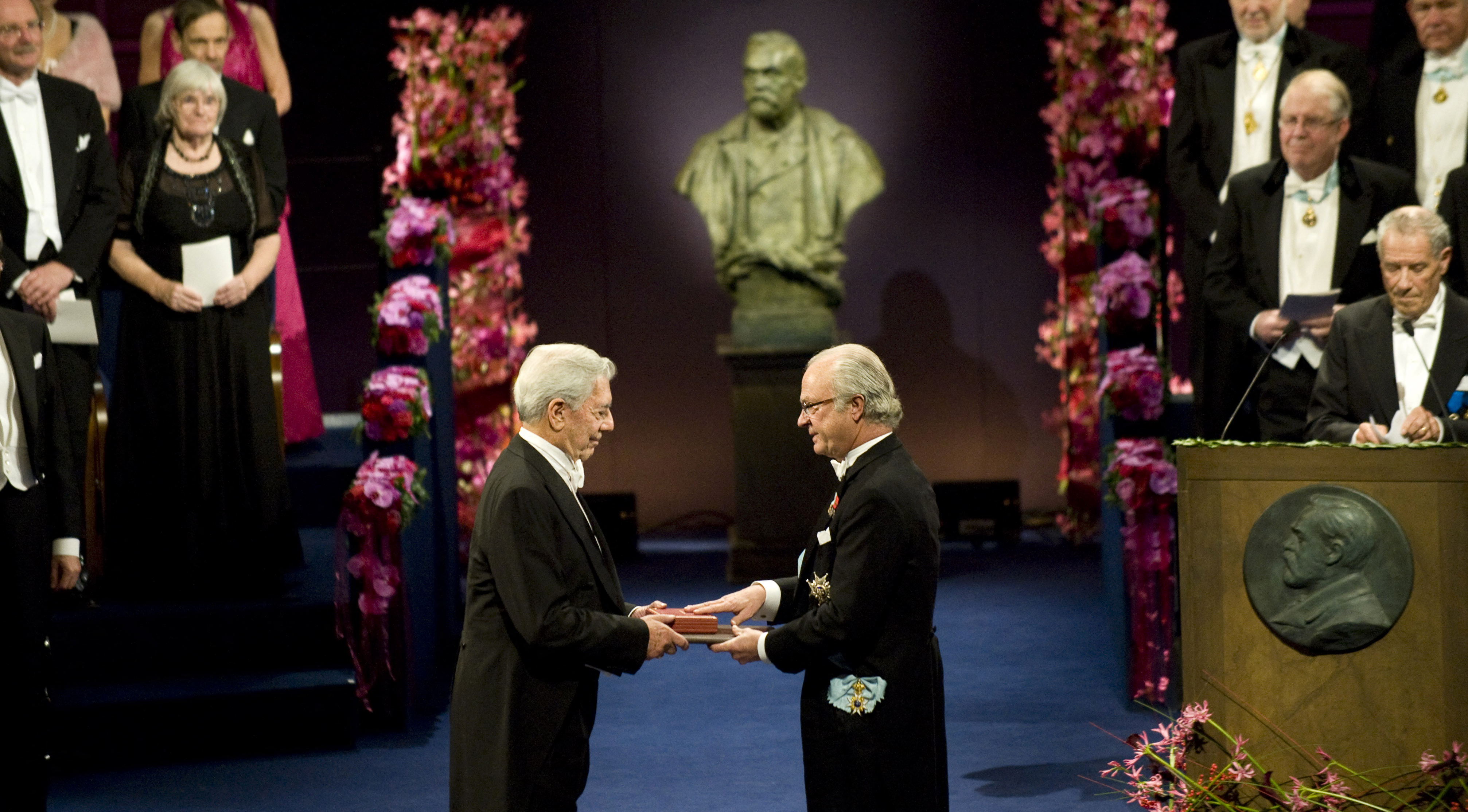 (FILES) Peruvian writer Mario Vargas Llosa receives the Nobel Literature Prize from King Carl XVI Gustaf of Sweden during the Nobel prize award ceremony at the Stockholm Concert Hall in Stockholm on December 10, 2010.