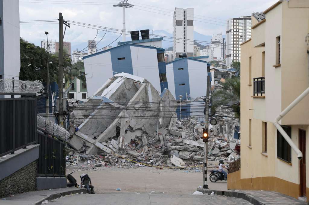 AME9189. PEREIRA (COLOMBIA), 14/08/2026.- Fotografía que muestra edificaciones afectadas por el terremoto de magnitud 7,4, este viernes en Pereira (Colombia). EFE/ Carlos Ortega