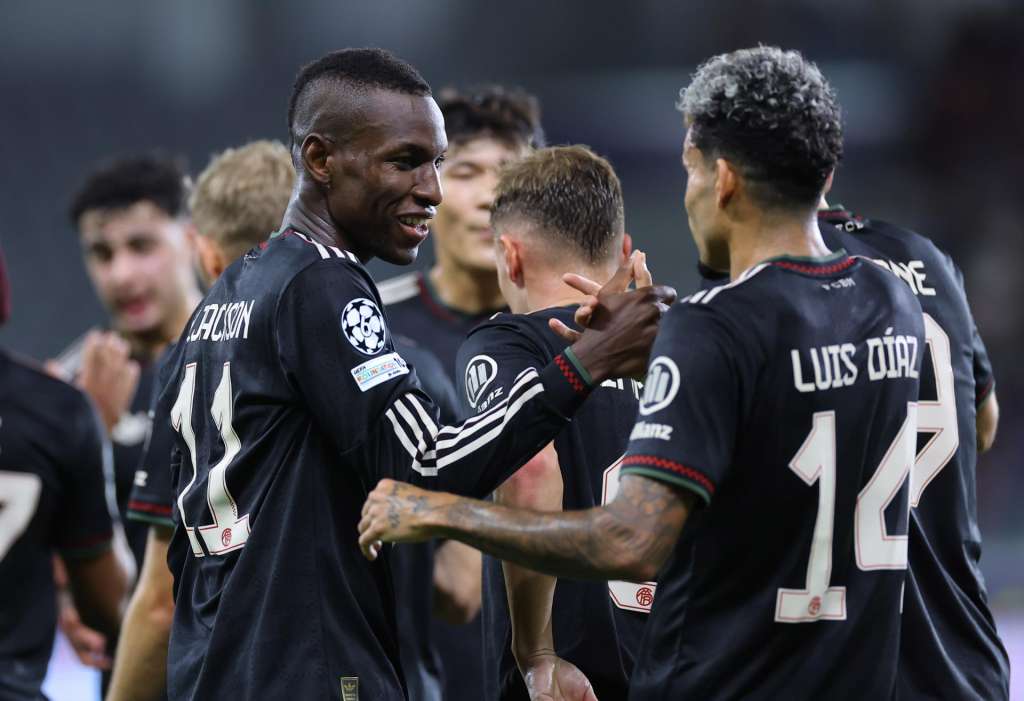 LIMASSOL (Cyprus), 30/09/2025.- Nicolas Jackson (L) of Bayern celebrates with teammate Luis Diaz after scoring during the UEFA Champions League league phase match between Pafos and Bayern Munich in Limassol, Cyprus, 30 September 2025. (Liga de Campeones, Chipre) EFE/EPA/SAKIS SAVVIDES