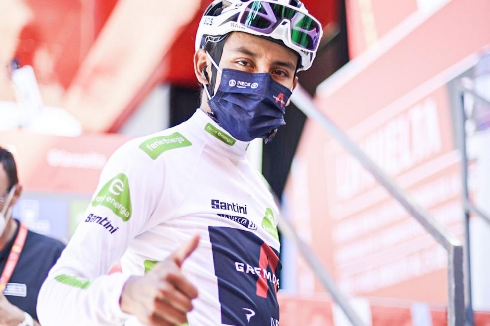 Egan Bernal con la camiseta de líder de los jóvenes en la Vuelta a España 2021.
