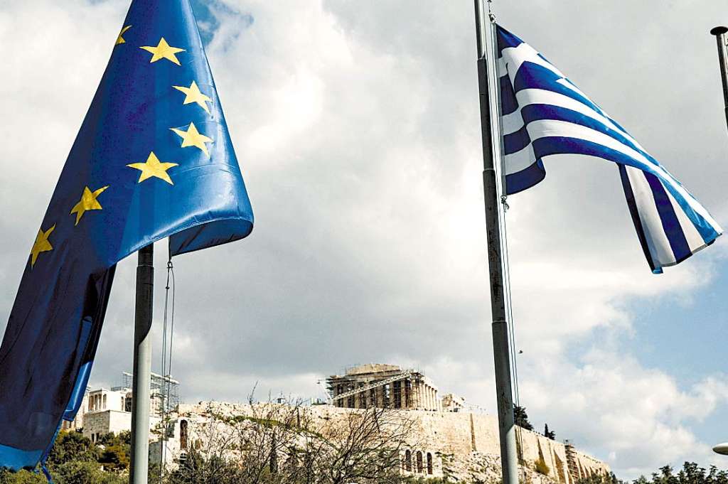 Banderas de la UE y de Grecia ondean frente al Partenón en la Acrópolis de Atenas. / Bloomberg