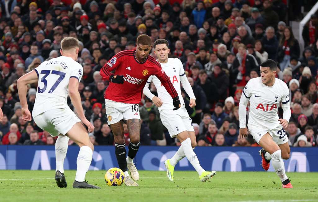 Manchester (United Kingdom), 14/01/2024.- Marcus Rashford of Manchester United (C) scores the 2-1 goal during the English Premier League soccer match between Manchester United and Tottenham Hotspur in Manchester, Britain, 14 January 2024. (Reino Unido) EFE/EPA/ADAM VAUGHAN EDITORIAL USE ONLY. No use with unauthorized audio, video, data, fixture lists, club/league logos, 'live' services or NFTs. Online in-match use limited to 120 images, no video emulation. No use in betting, games or single club/league/player publications.